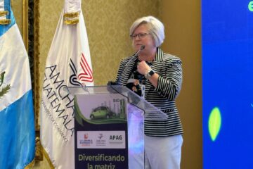 Kristy Moore, autoridad mundial en combustibles habla en podio