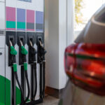 sección trasera de un vehiculo frente a una bomba de despacho de gasolina con etanol.