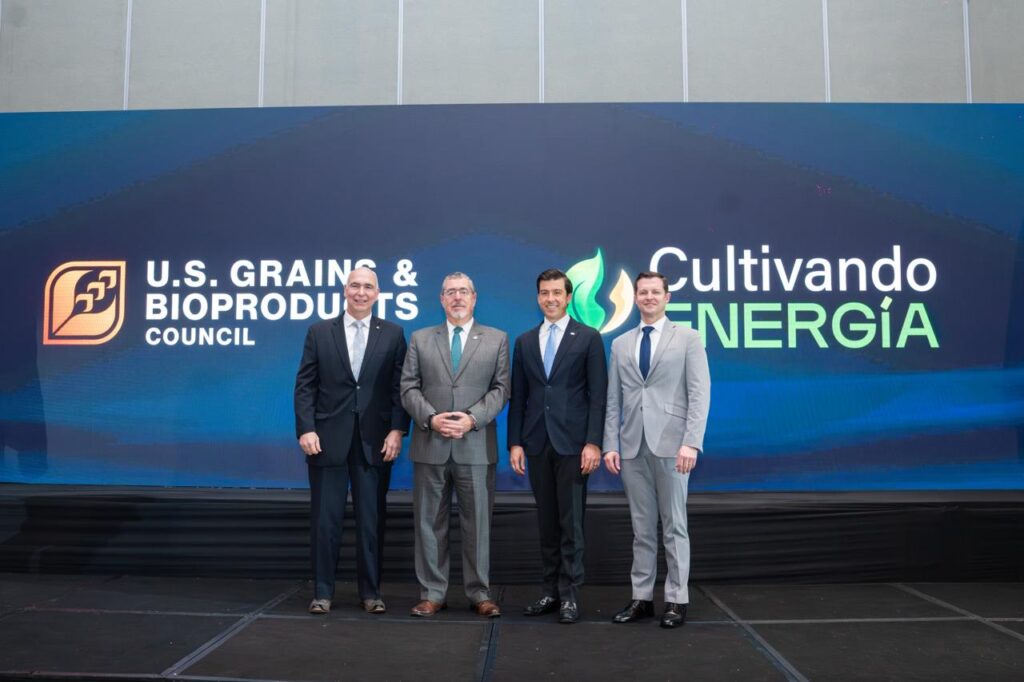 Fotografía grupal del presidente junto a representantes del gobierno estadounidense