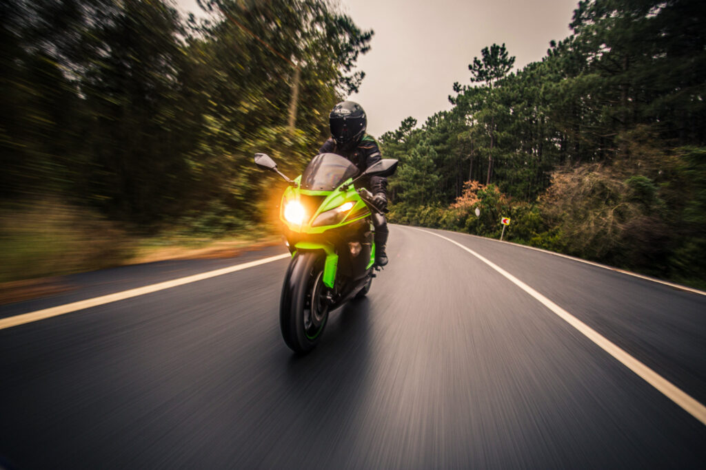Hombre en motocicleta