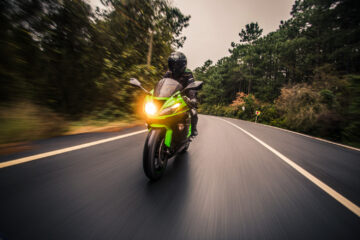 Hombre en motocicleta