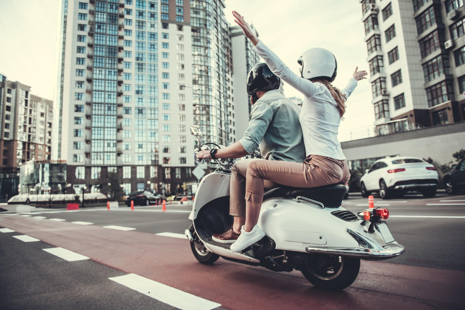 pareja en motocicleta en la ciudad